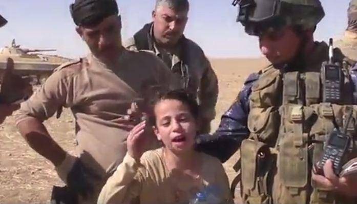 Mosul, le lacrime della bimba salvata dall'Isis dai soldati iracheni