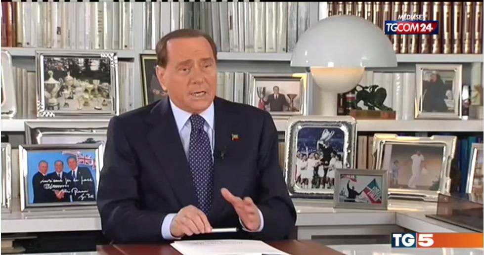 Berlusconi a tutto campo con video e interviste per tirare la volata al No