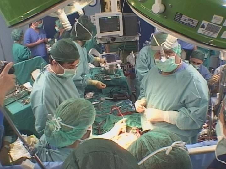 Emette gas intestinali durante l'operazione: ospedale in fiamme