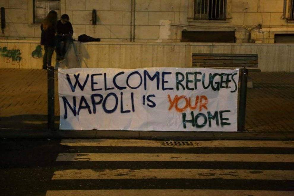 "Welcome refugees. Napoli is your home"