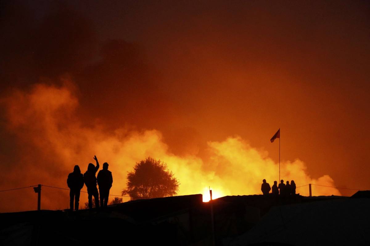 Nella notte va a fuoco la "Giungla" dei migranti a Calais