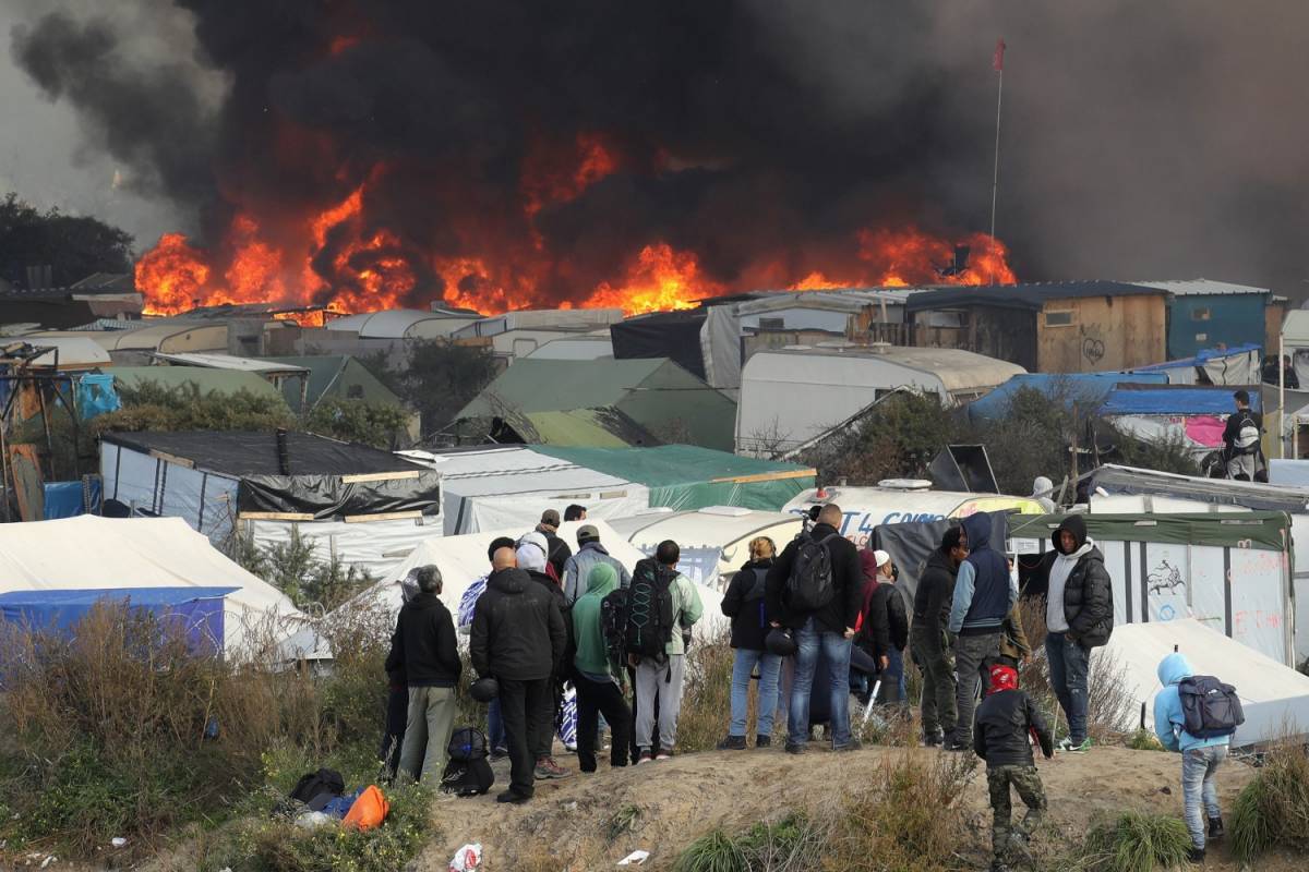 Migranti, le Goro di Francia respingono i profughi di Calais