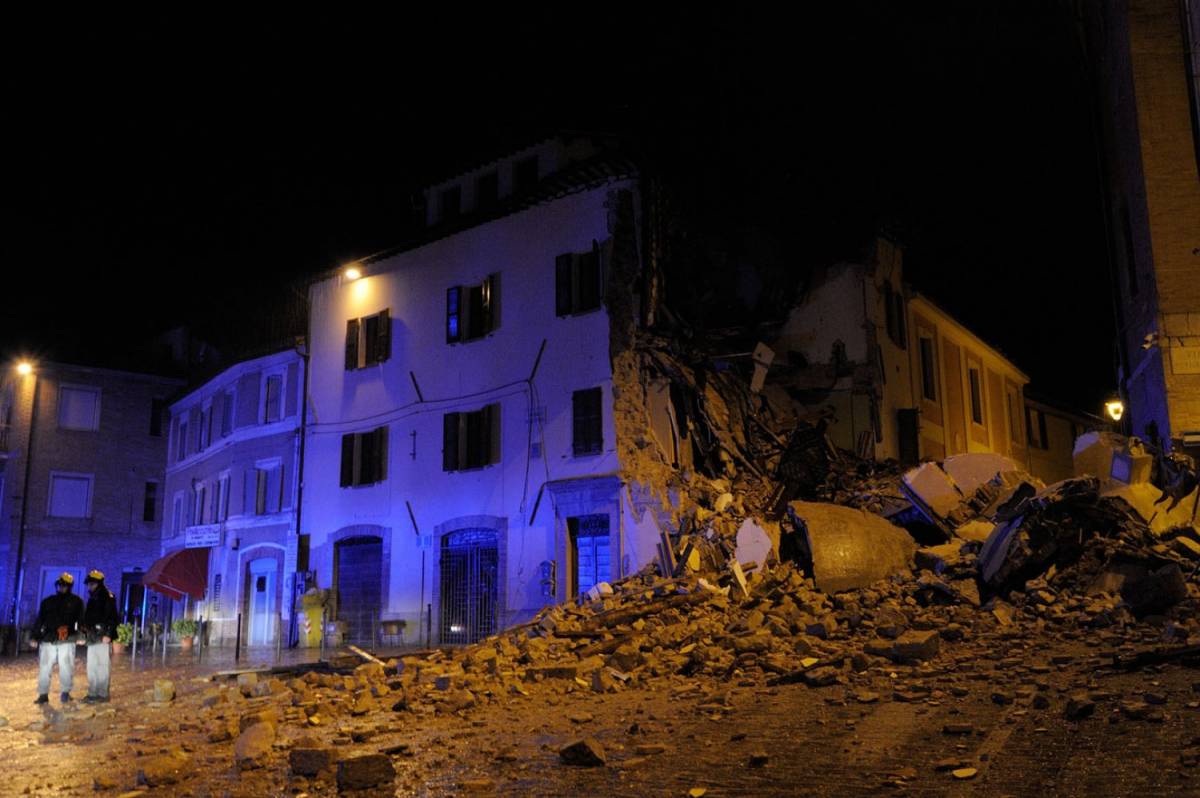 Terremoto, partorisce in auto durante il sisma: "È la bimba della speranza"