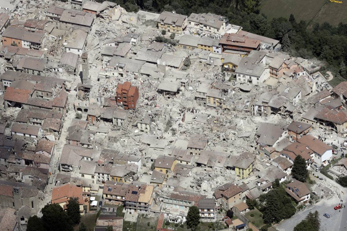 Terremoto, crollato anche il "palazzo rosso" nel centro di Amatrice