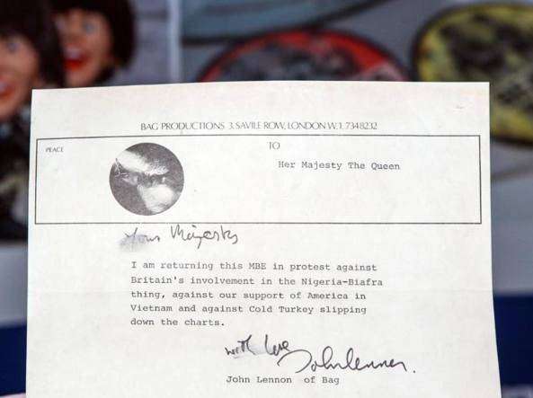 Trovata lettera di Lennon: "Sua Maestà, restituisco la medaglia"