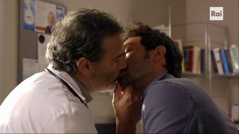 Un medico in famiglia, la Rai sdogana il bacio gay in prima serata