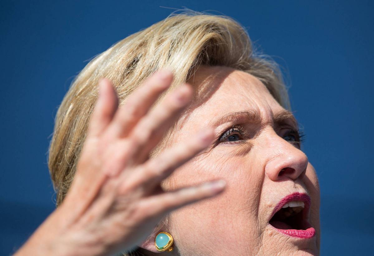 Grosso guaio per Hillary: l'Fbi riapre le indagini sullo scandalo delle email