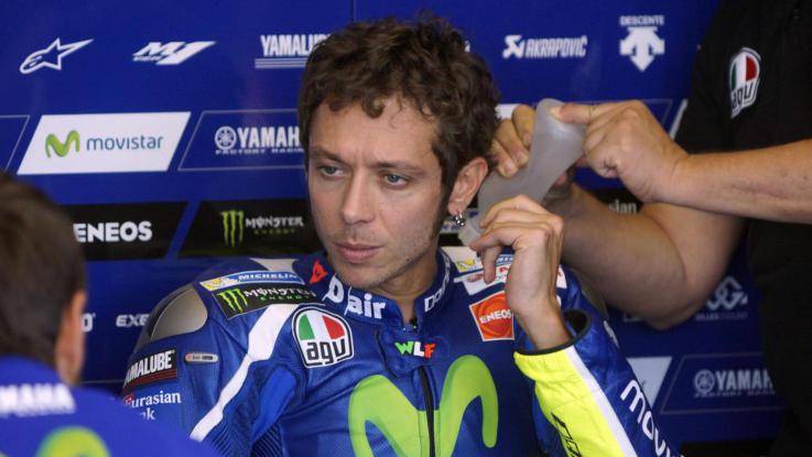 MotoGp, Rossi omaggia con un'impennata Simoncelli. E Marquez si unisce a lui