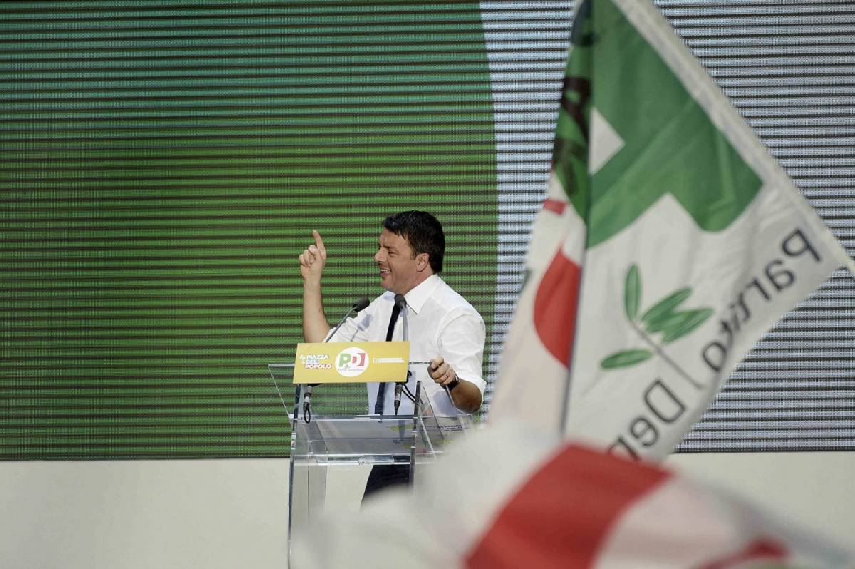 Renzi fiuta il vento del No e implora gli italiani all'estero