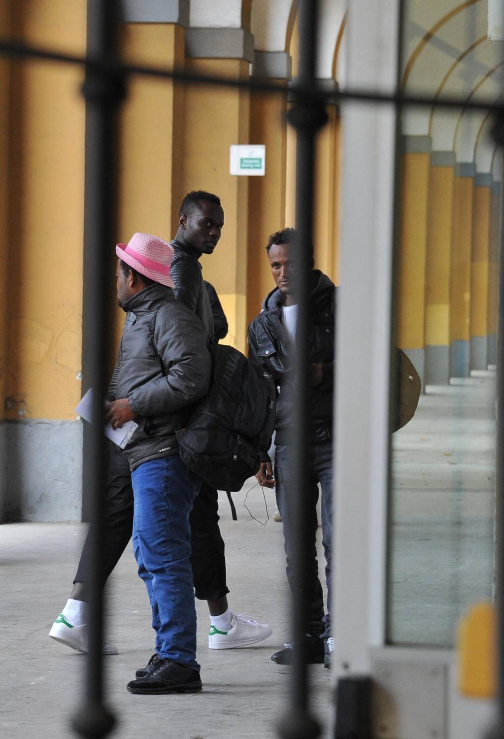 Nella caserma dei migranti non c'è posto per gli italiani