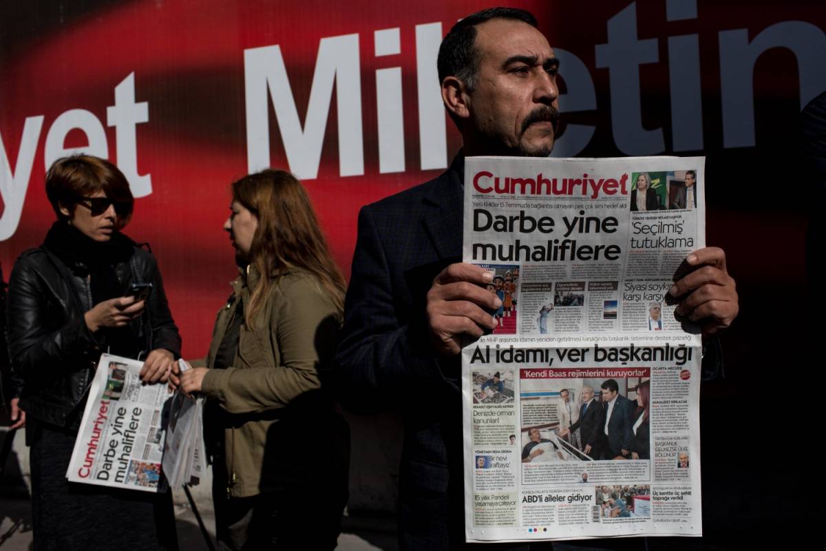 Protesta davanti agli uffici di Cumhuriyet dopo il blitz contro il quotidiano