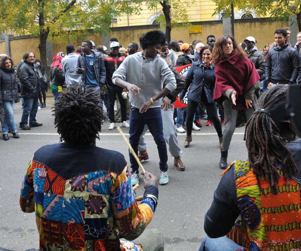 I migranti entrano alla Montello e la sinistra festeggia in piazza