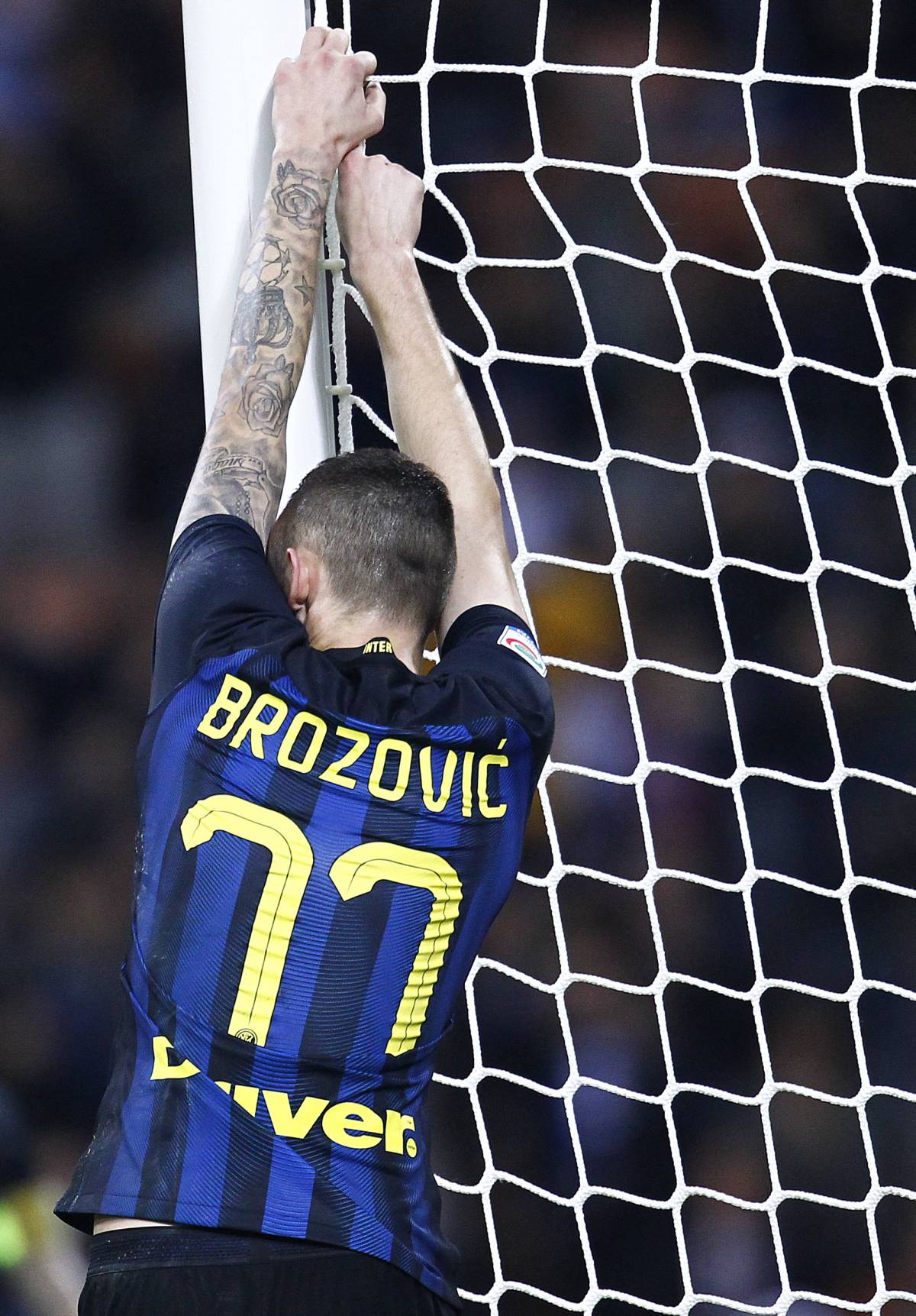 Brozovic litiga con i tifosi dell'Inter. Spalletti: "Così si autoesclude da solo"