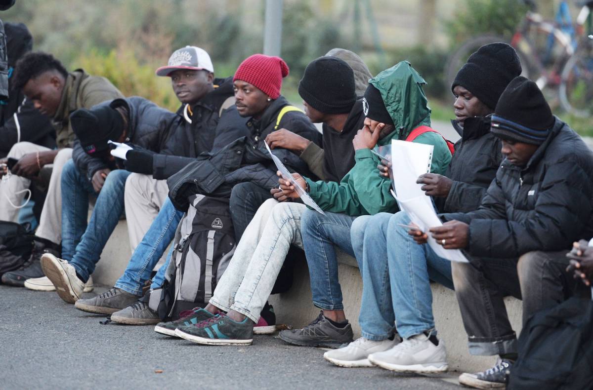Barricate anti-migranti a Roma: "Qui non passa lo straniero"