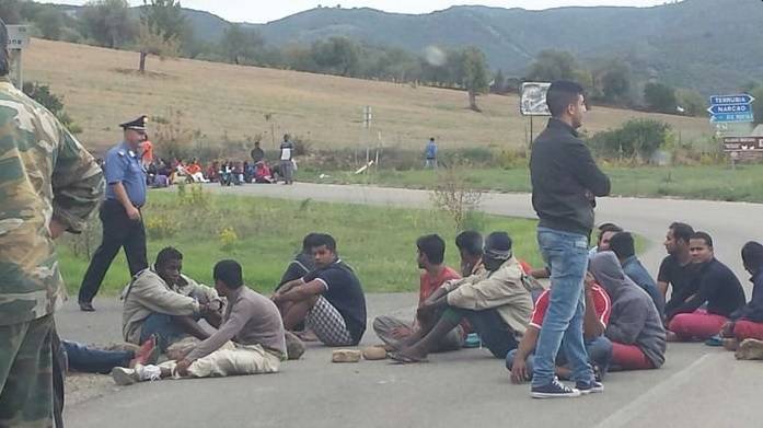 Strade bloccate e sit in violenti: gli immigrati incendiano la Sardegna