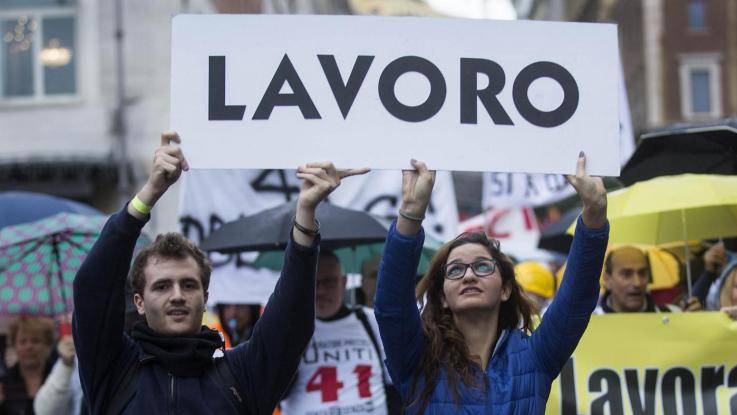 L'Italia di Renzi è senza futuro: boom di poveri e crollo dei nati