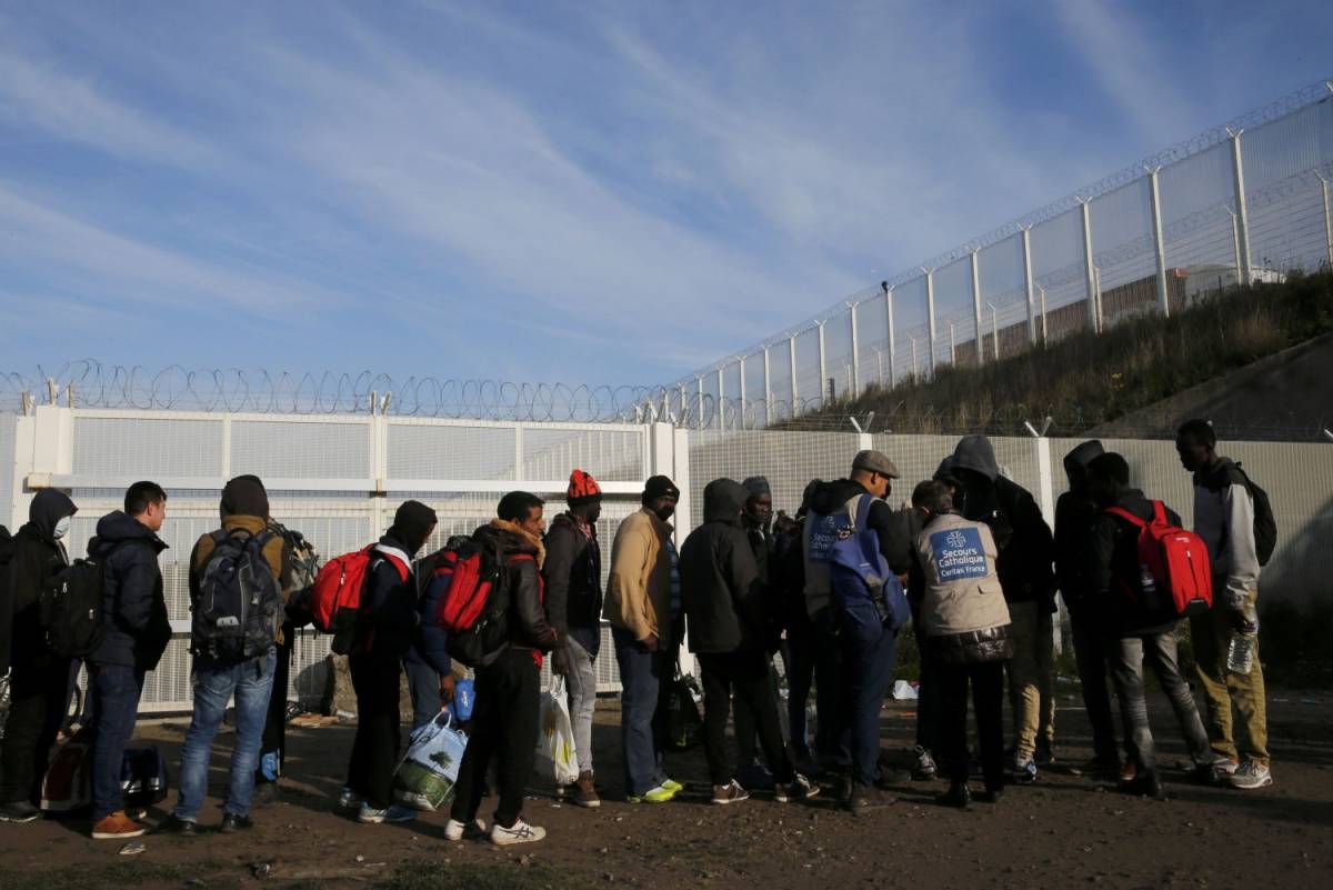 "Crepe nell'accordo sui migranti". E Vienna manda soldati al confine