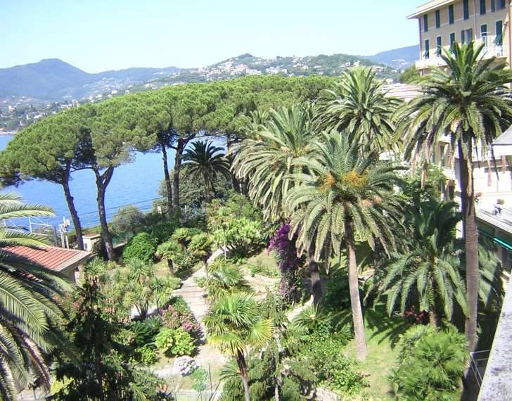 Mare, campi da calcio e wi-fi. Immigrati accolti nel lusso del hotel di Rapallo