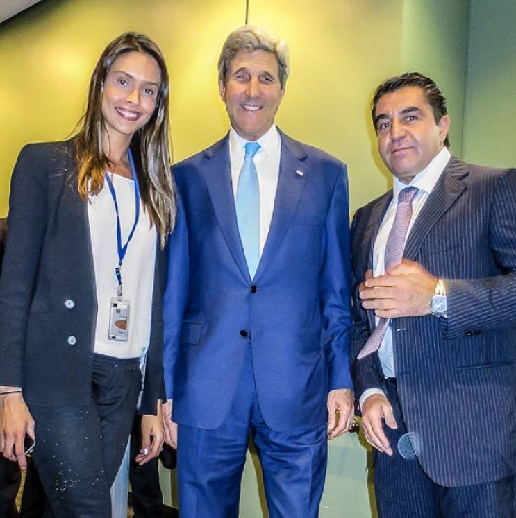 Paolo Zampolli (a destra) con sua moglie (a sinistra) e John Kerry (al centro)