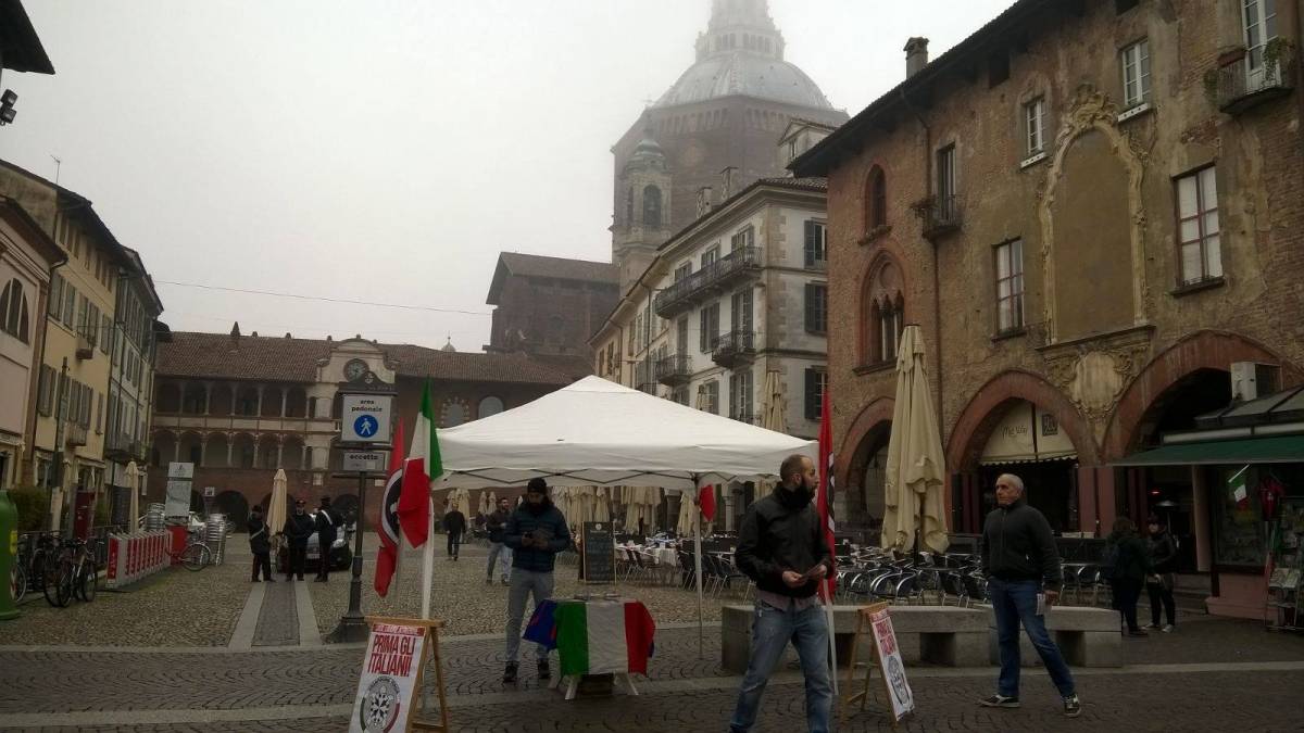 Un banchetto di Casapound a Pavia