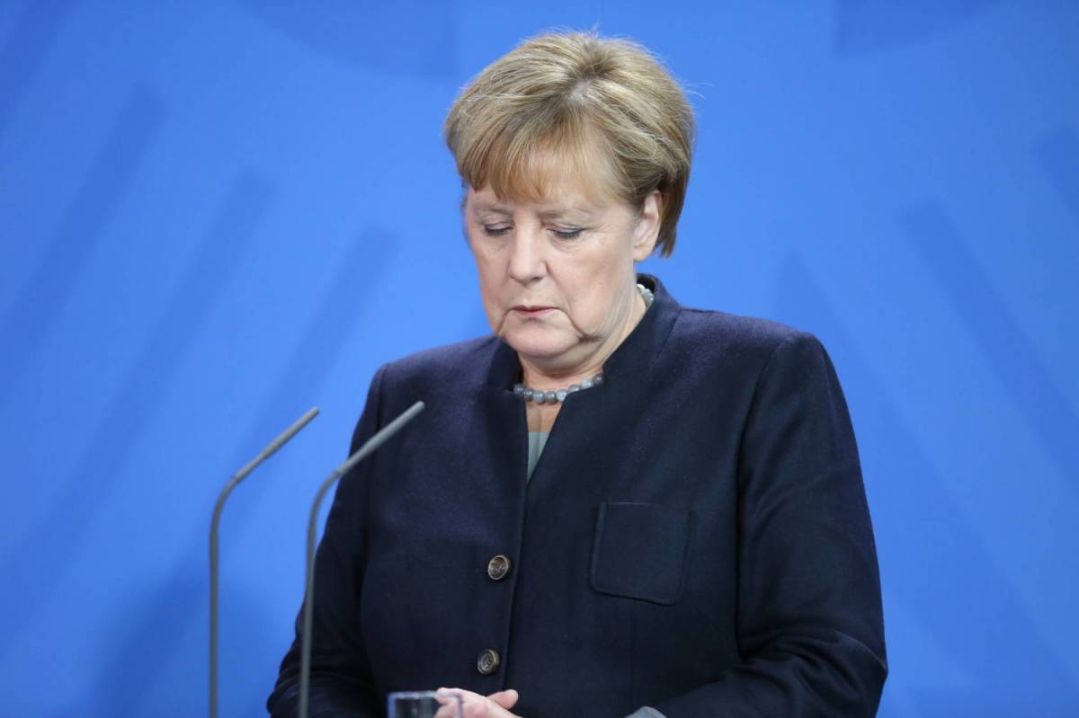 Merkel: "Piangiamo i nostri morti"