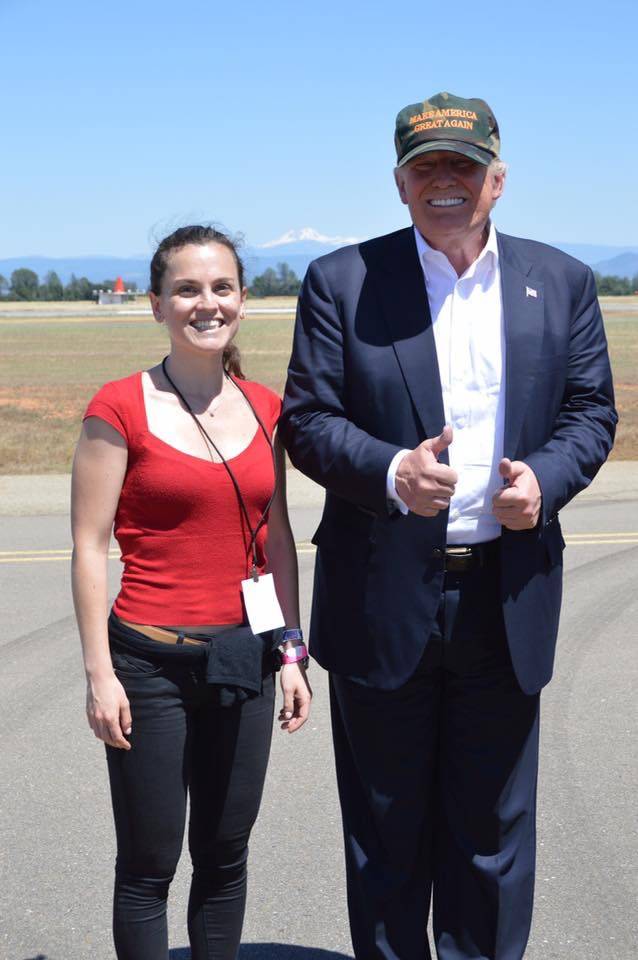 Paola Tommasi insieme a Donald Trump durante la campagna elettorale in California