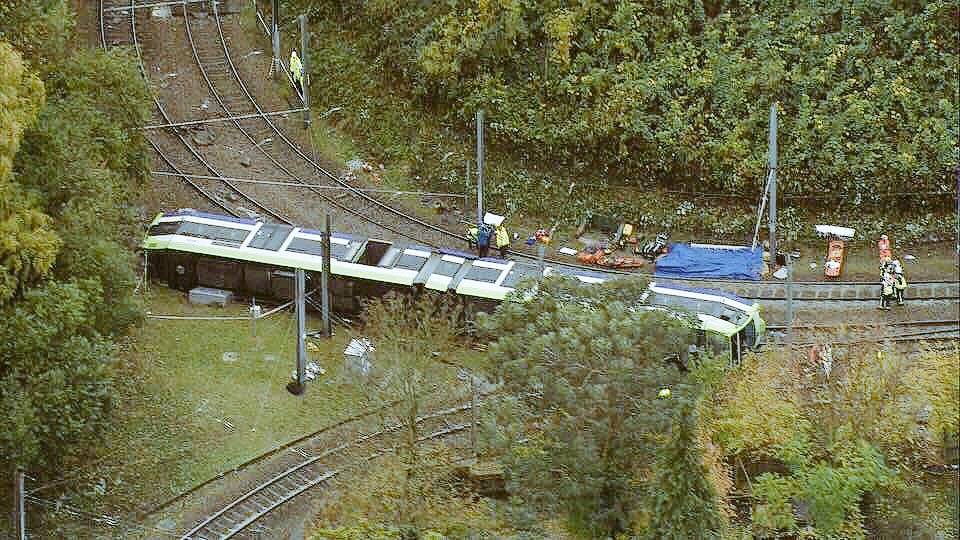 Londra, deraglia tram: cinque morti, arrestato l'autista