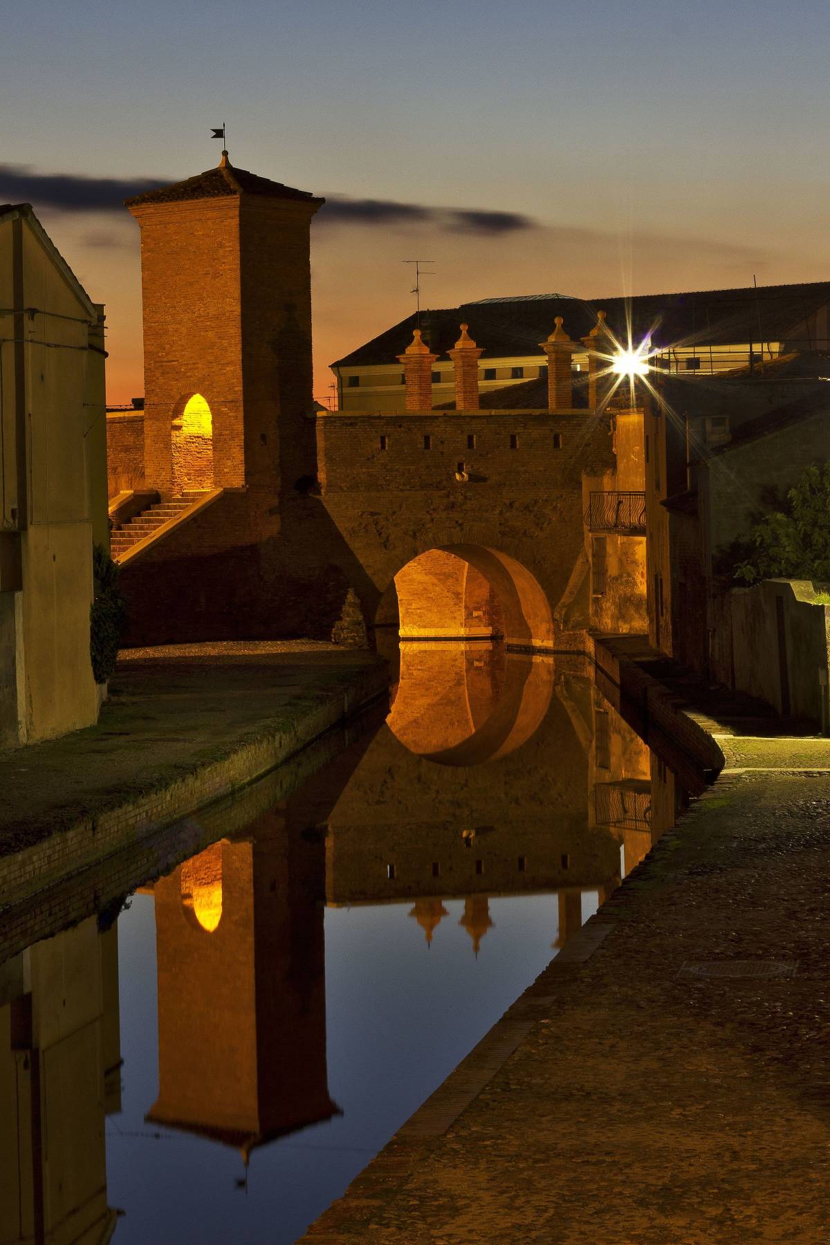 Trepponti di Comacchio al tramonto (foto di Nbisi)