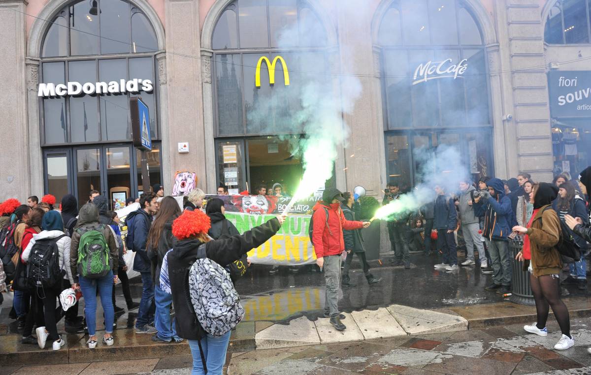 Blitz dei Collettivi da McDonald's contro la scuola-lavoro