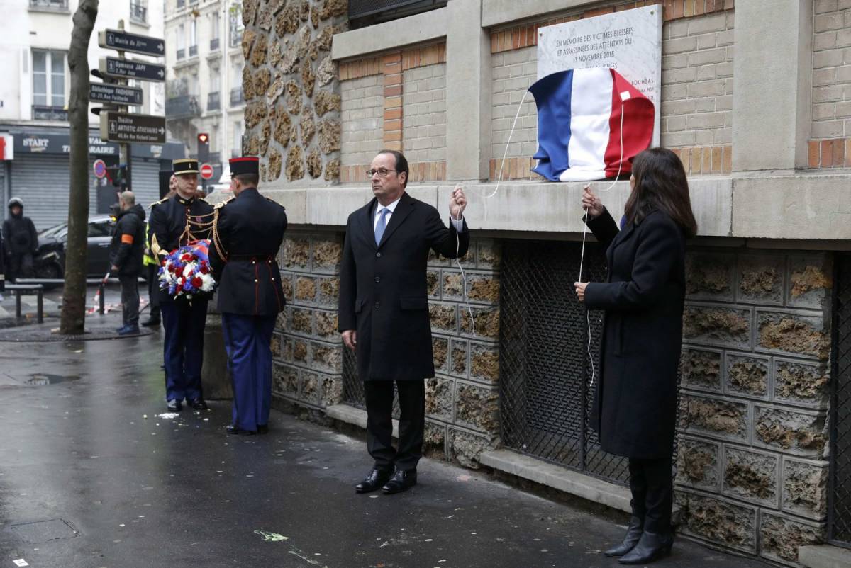 Parigi commemora le vittime degli attacchi terroristici
