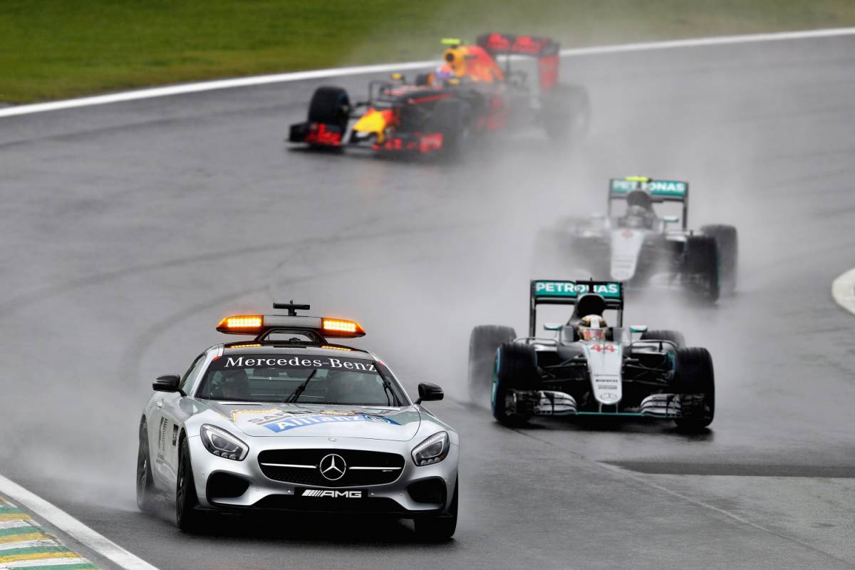 Gp Brasile, sotto la pioggia vince Hamilton davanti a Rosberg