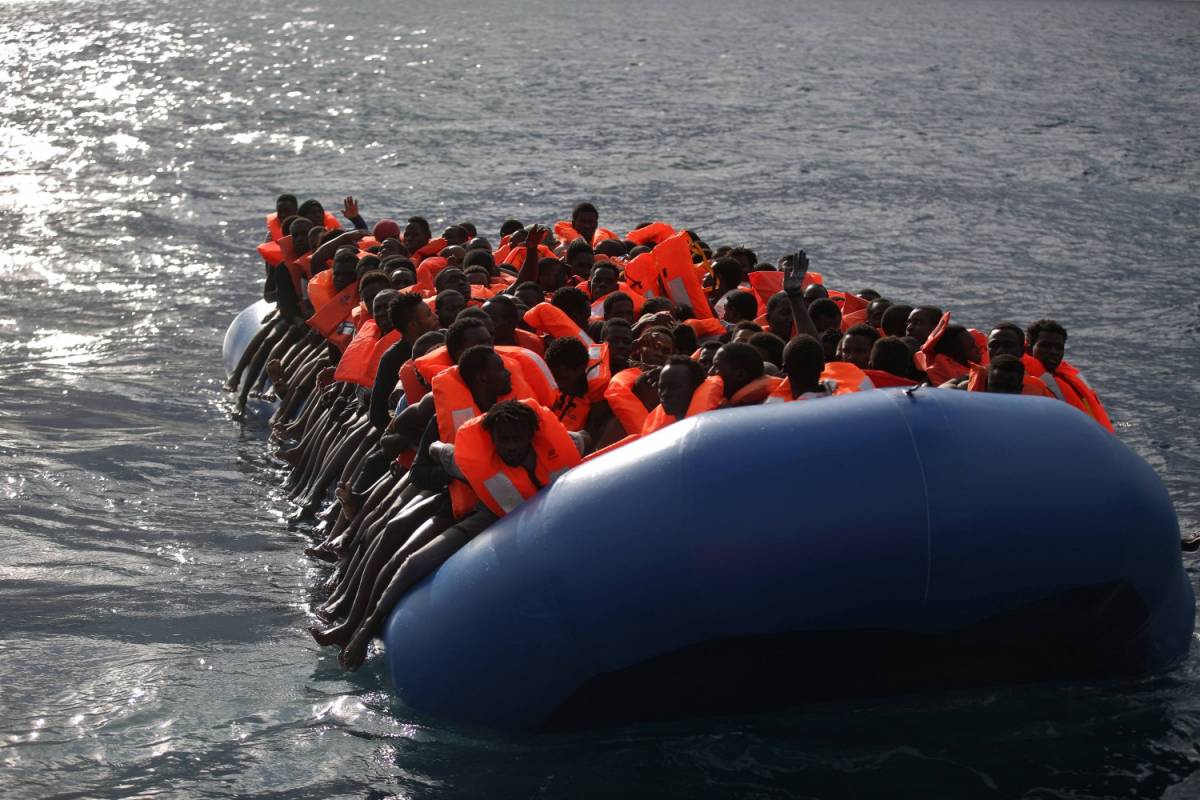Migranti a bordo della nave dell'Ong: è scontro tra Italia e Malta