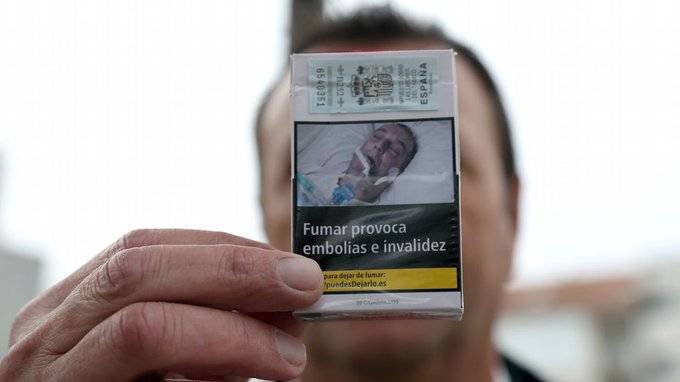 "Quello sui pacchetti di sigarette è mio padre": la denuncia di un 48enne di Torino