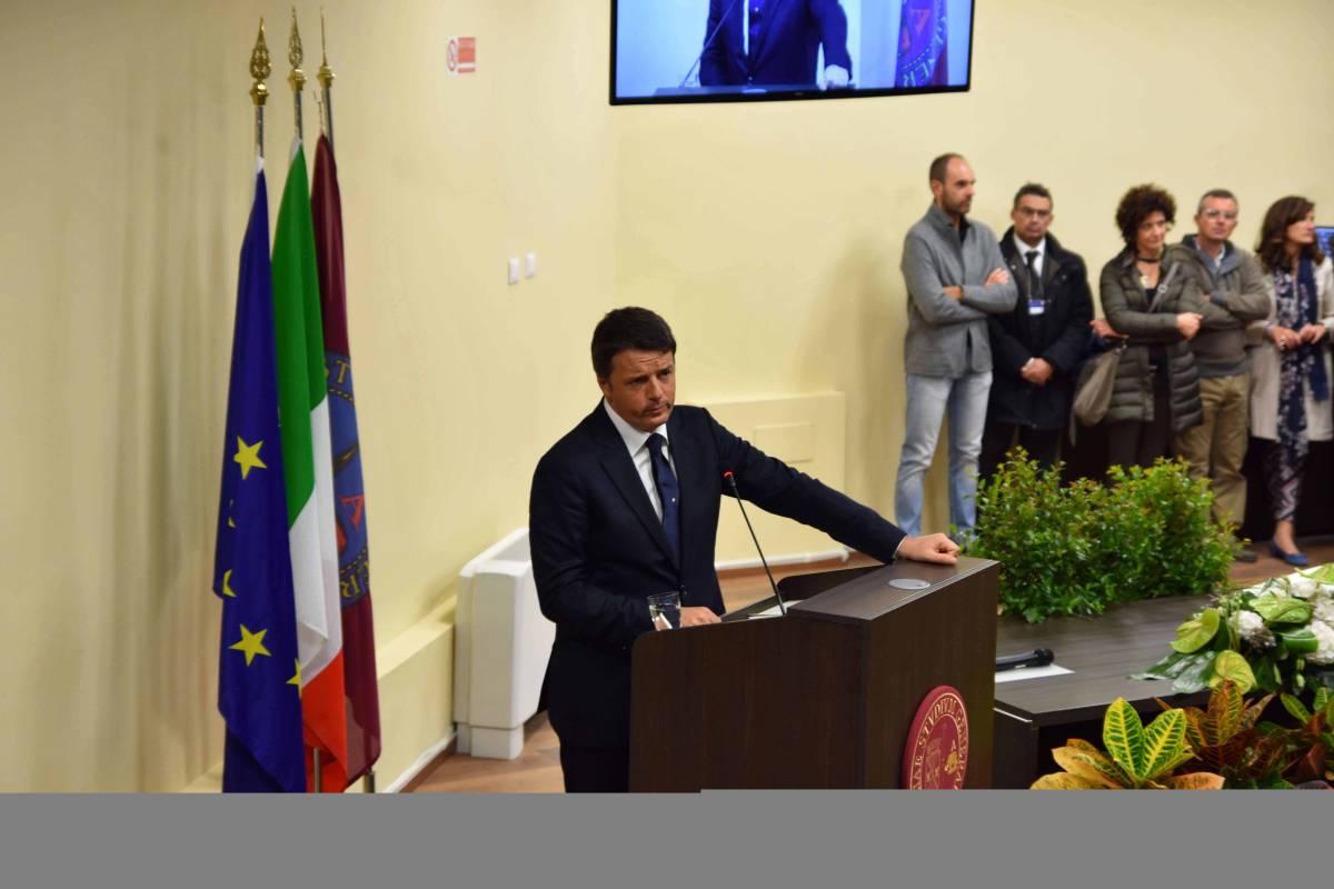 Renzi corregge il tiro sulla bandiera Ue: "Teniamola, ma l'Europa promuova la crescita"