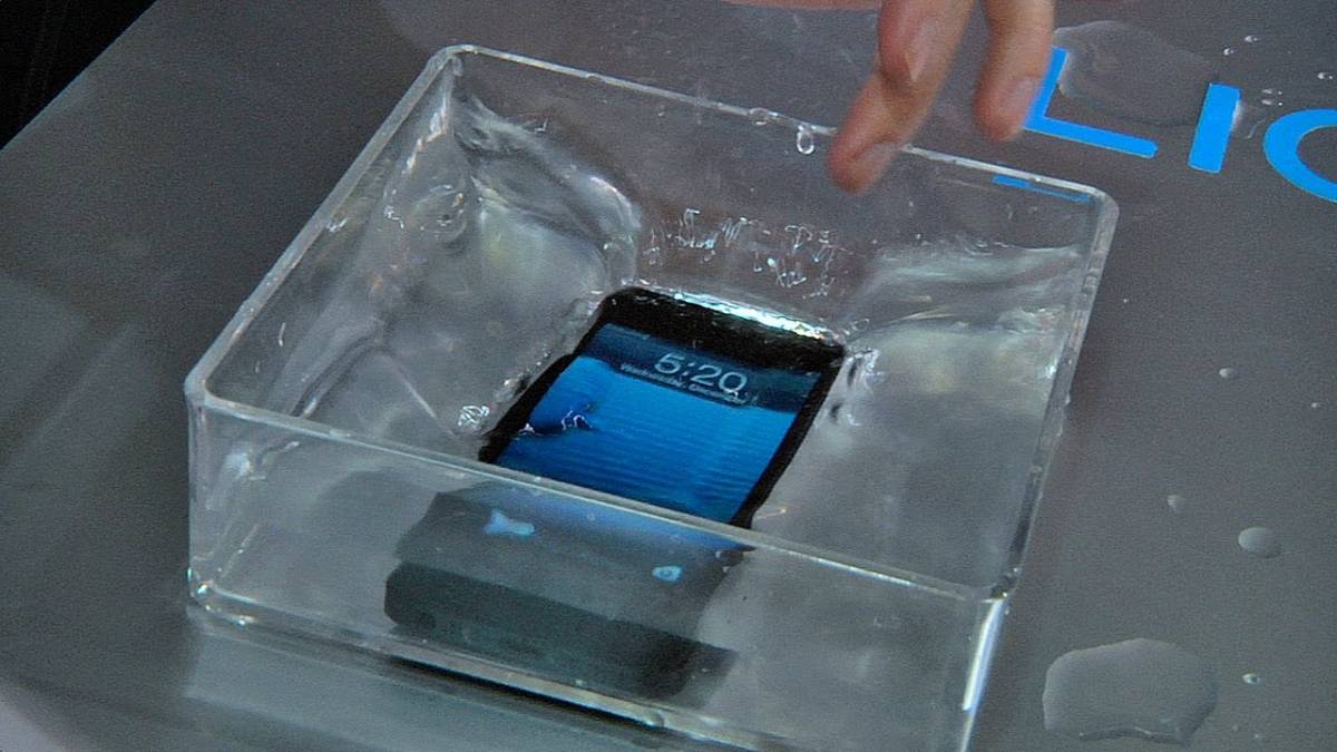 In Giappone tutti i cellulari sono resistenti all'acqua. E il motivo è assurdo