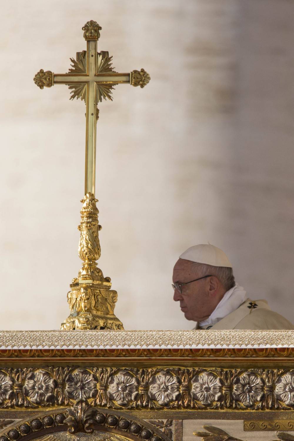 Papa Bergoglio, la rivoluzione a partire da un inchino