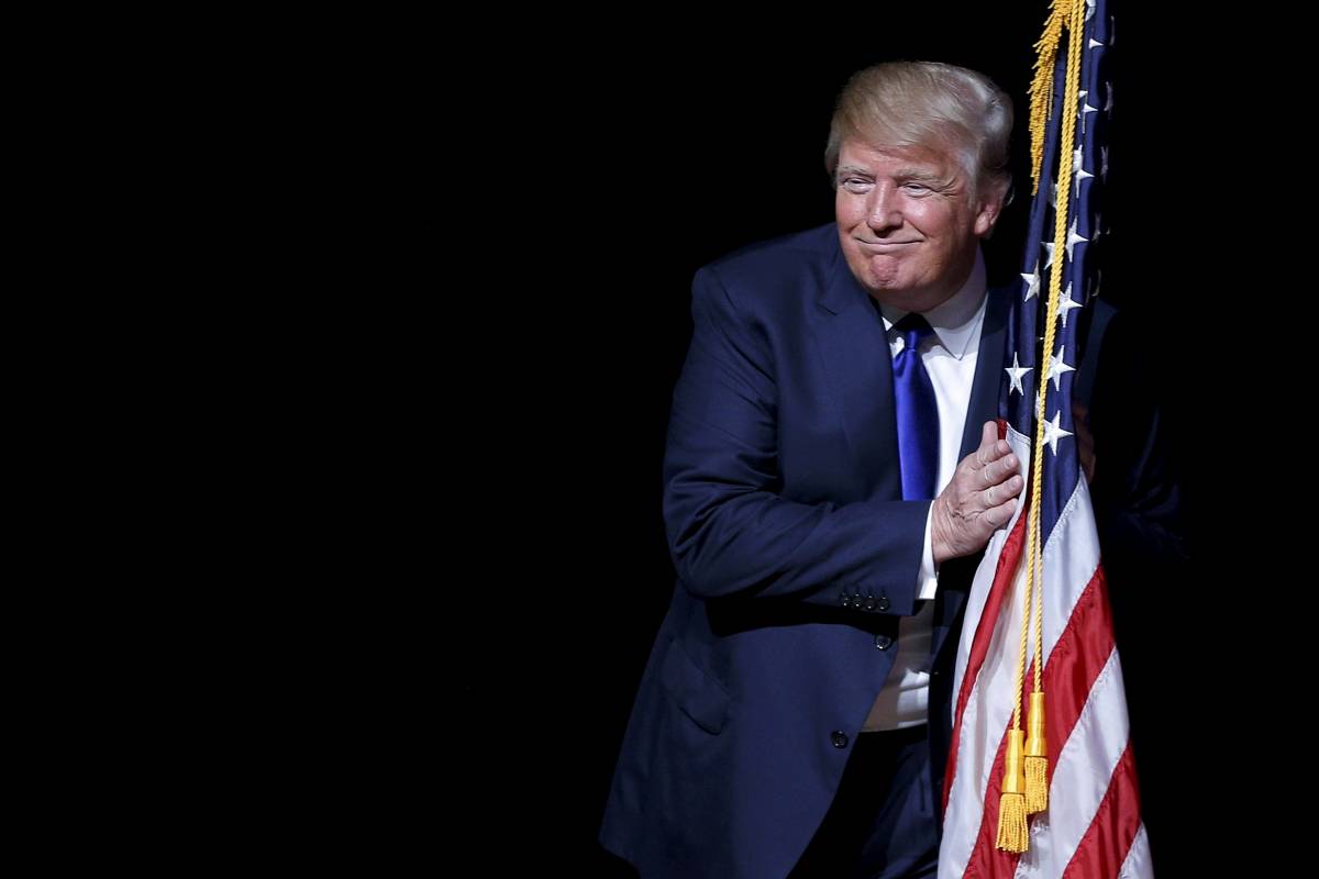 Trump: "Bruci la bandiera? Carcere e perdita della cittadinanza"