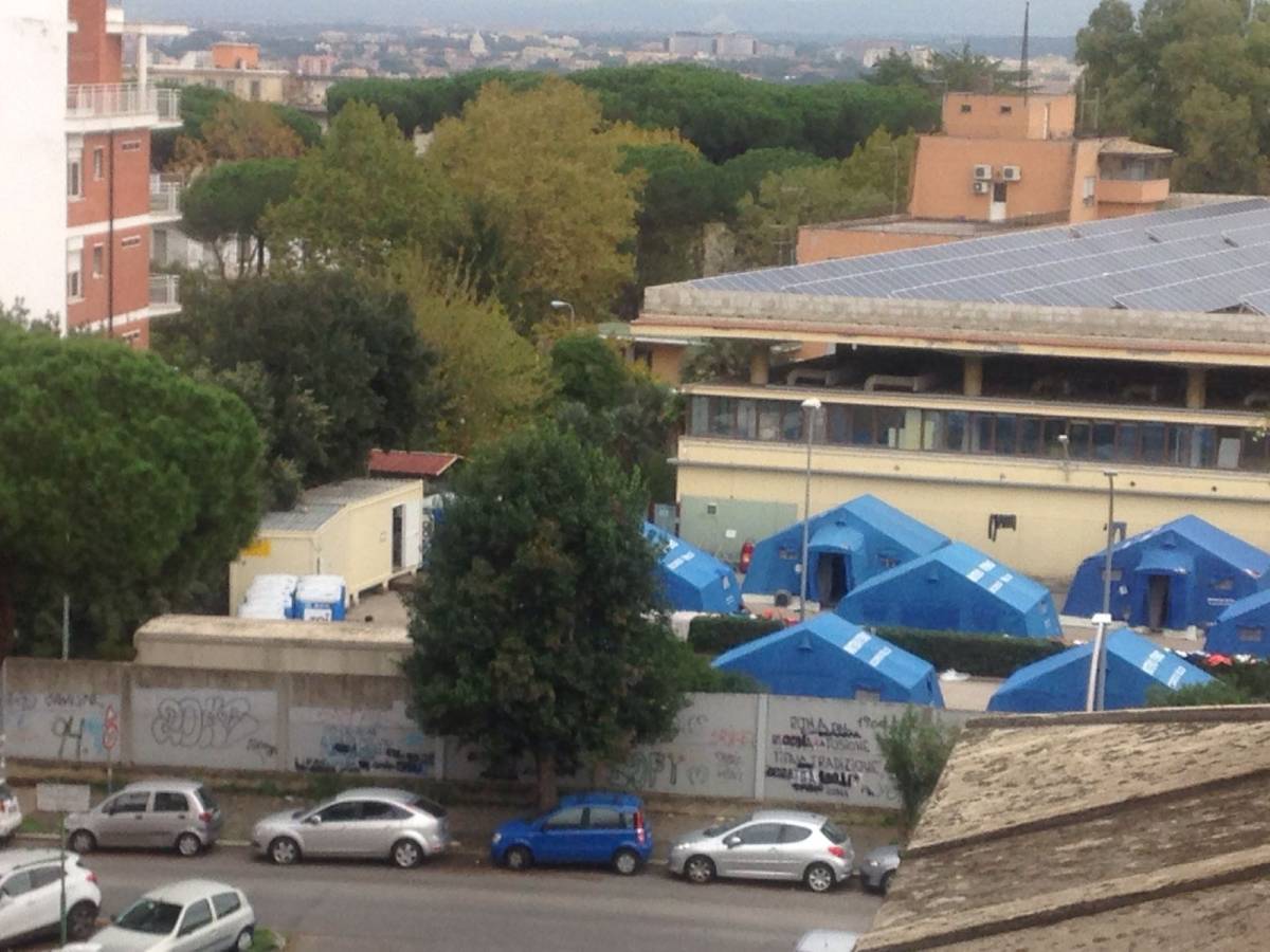Roma, i profughi bloccano via Portuense: “Basta tende, vogliamo una casa”