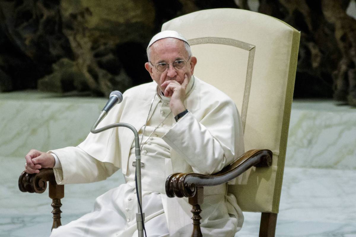Il papa ai sacerdoti: "Ottuso chi non battezza i figli delle ragazze madri"