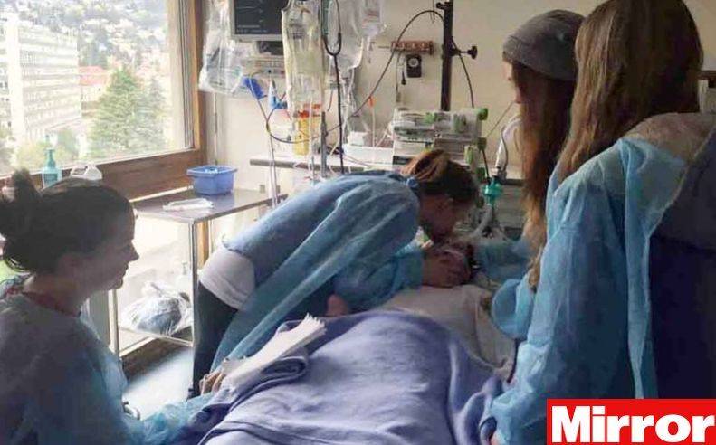 L'addio di questa mamma alla figlia in coma ha commosso tutto il mondo