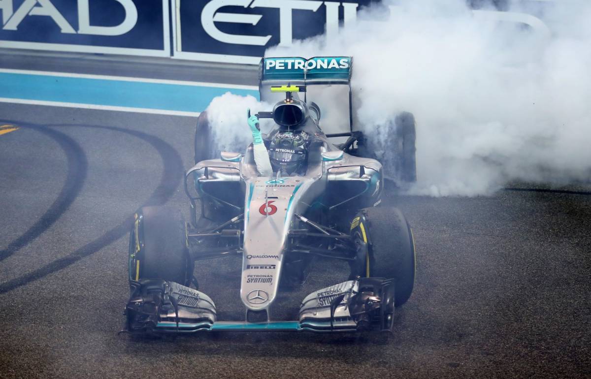 Rosberg campione del mondo in lacrime sul podio