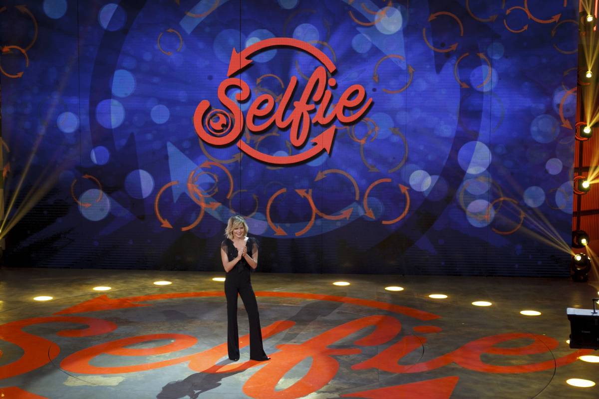 Selfie, Simona Ventura lancia un forte messaggio: "I bulli sono idioti"