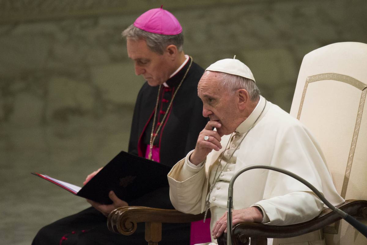 Imprenditore piange davanti al Papa perché costretto a licenziare i suoi operai