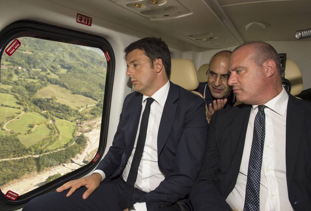 Renzi vola sull'elisoccorso per raccattare gli ultimi Sì