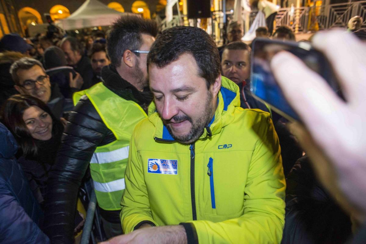 Bambino sostiene Salvini: "Non vogliamo più extracomunitari"