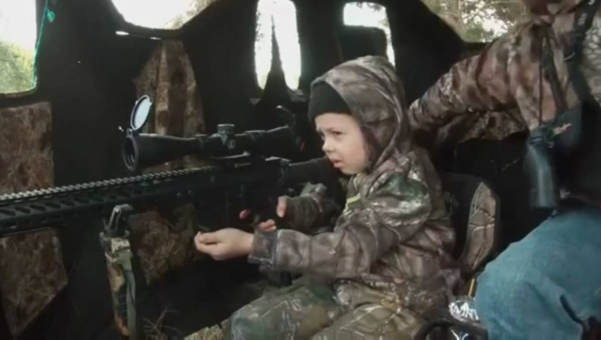 A caccia a 7 anni, bambina uccide il suo primo cervo in Texas
