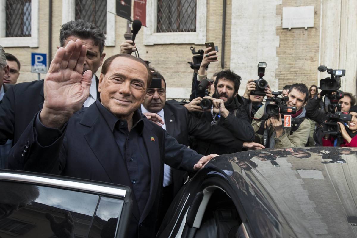 Gli auguri di Berlusconi a papa Francesco: ​"Noi giovanotti forti e tenaci"