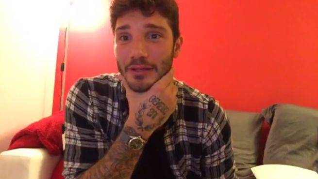 Selfie, De Martino confessa: "Ho fatto tatuaggi per ogni fidanzata. Ma è andata male"