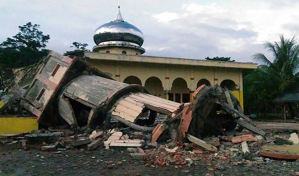 Indonesia, forte scossa di terremoto: decine di morti e feriti
