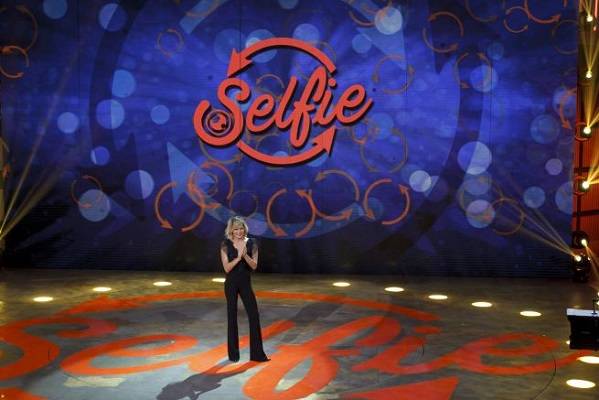 Selfie anticipazioni, la Prati rifiuta l'invito per colpa di De Martino